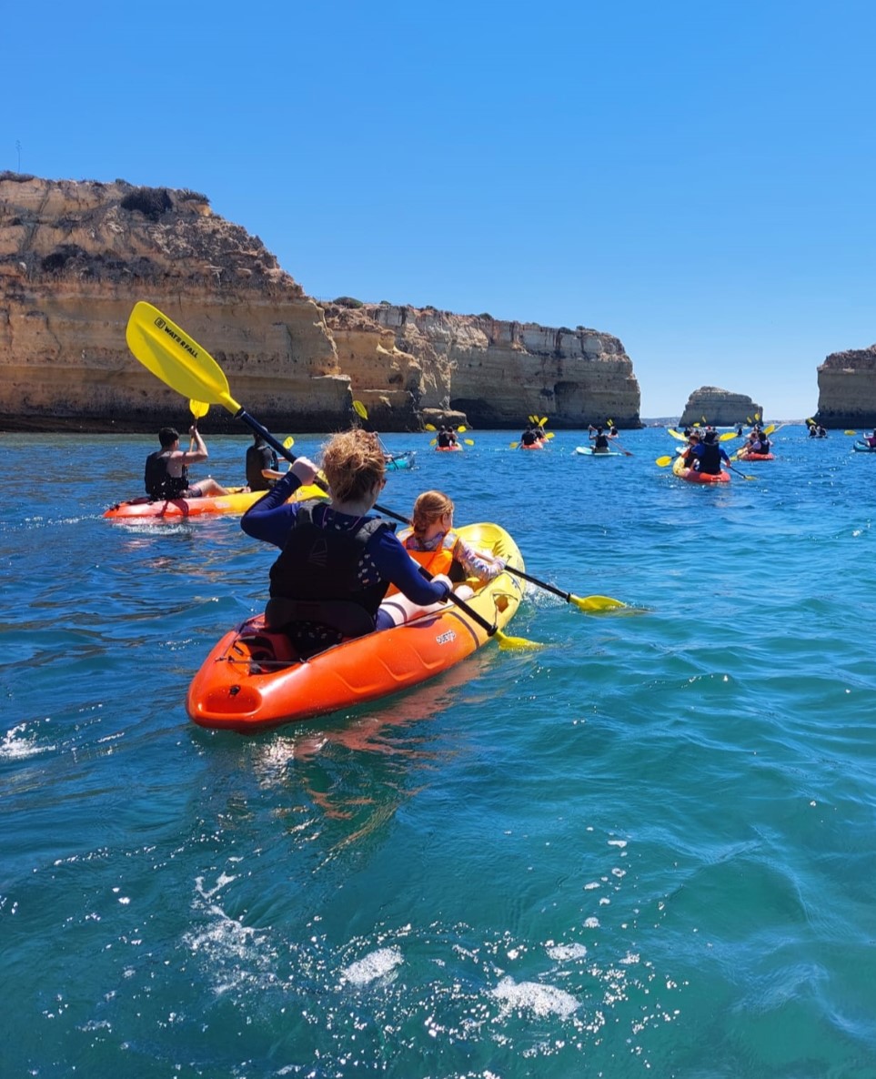 Kajak op het water tijdens de Boottocht naar de Benagil Grot met Kayak of SUP met SeaAlgarve Albufeira.