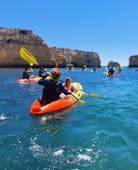 Andate in kayak sull'acqua durante la gita in barca alla Grotta di Benagil con Kayak o SUP con SeaAlgarve Albufeira.