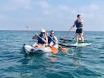 Les gens font du kayak pendant leur balade en bateau à Praia de Coelha avec Kayak ou SUP avec SeaAlgarve Albufeira.