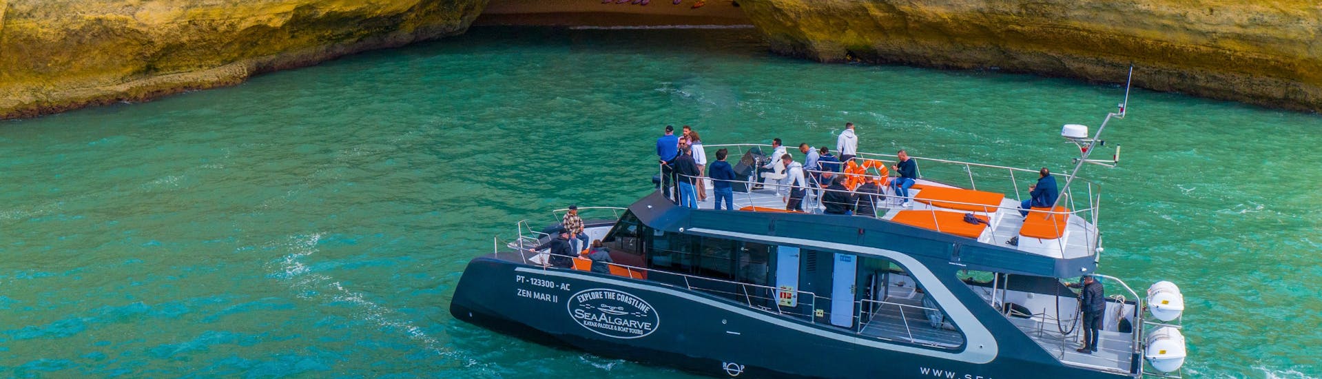 El catamarán operado por SeaAlgarve Albufeira se puede ver acercándose a la Cueva de Benagil durante la excursión en barco de Benagil.