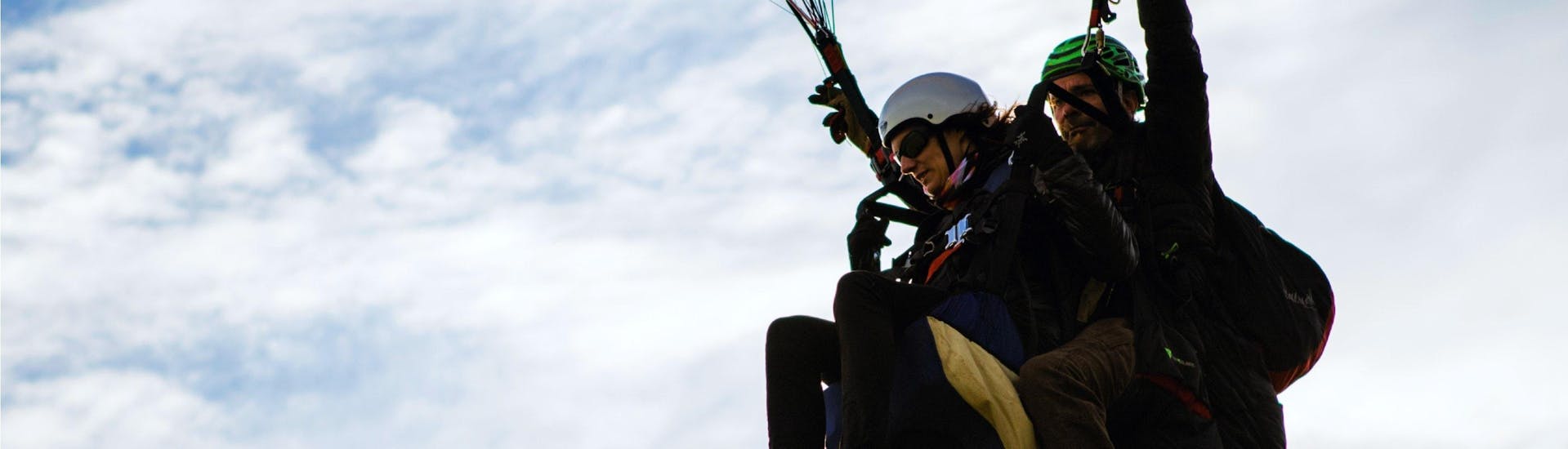 A paragliding pilot from Haut les Mains is doing a Tandem Paragliding from Mont Lachens - Sensation with a participant.