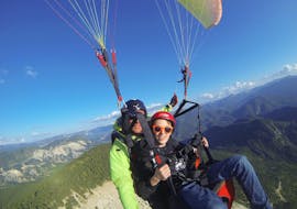 A paragliding pilot from Haut les Mains is doing a Tandem Paragliding from Mont Lachens - Sensation with a participant.