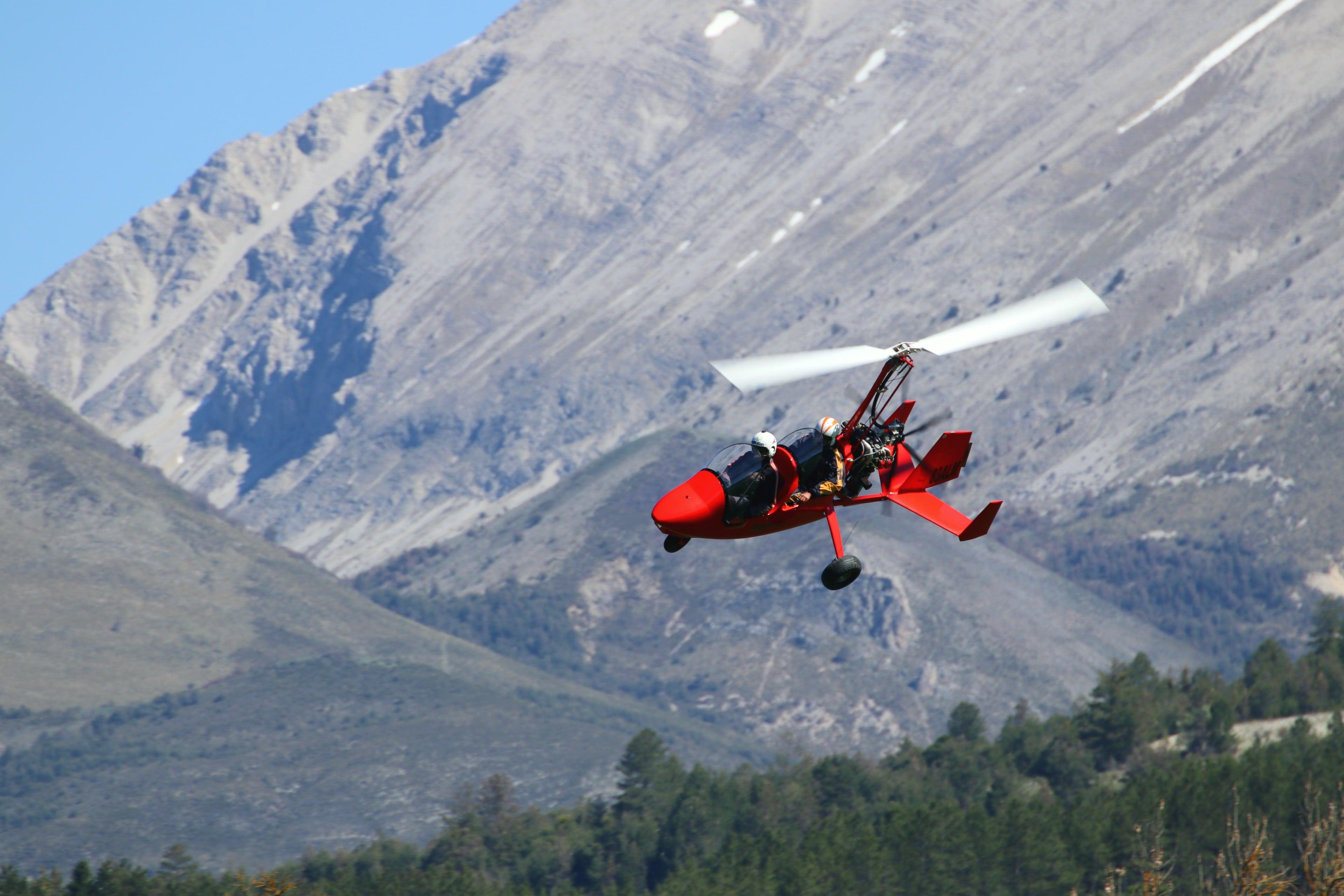 A pilot from Haut les mains is doing a gyroplane discovery flight over Provence with a passenger.