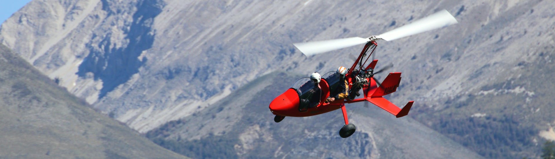 A pilot from Haut les mains is doing a gyroplane discovery flight over Provence with a passenger.