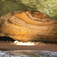 Una imagen de la cueva de Benagil durante el paseo en barco a la cueva de Benagil y la playa de Marinha con paradas para nadar con Blue Ocean Trips.