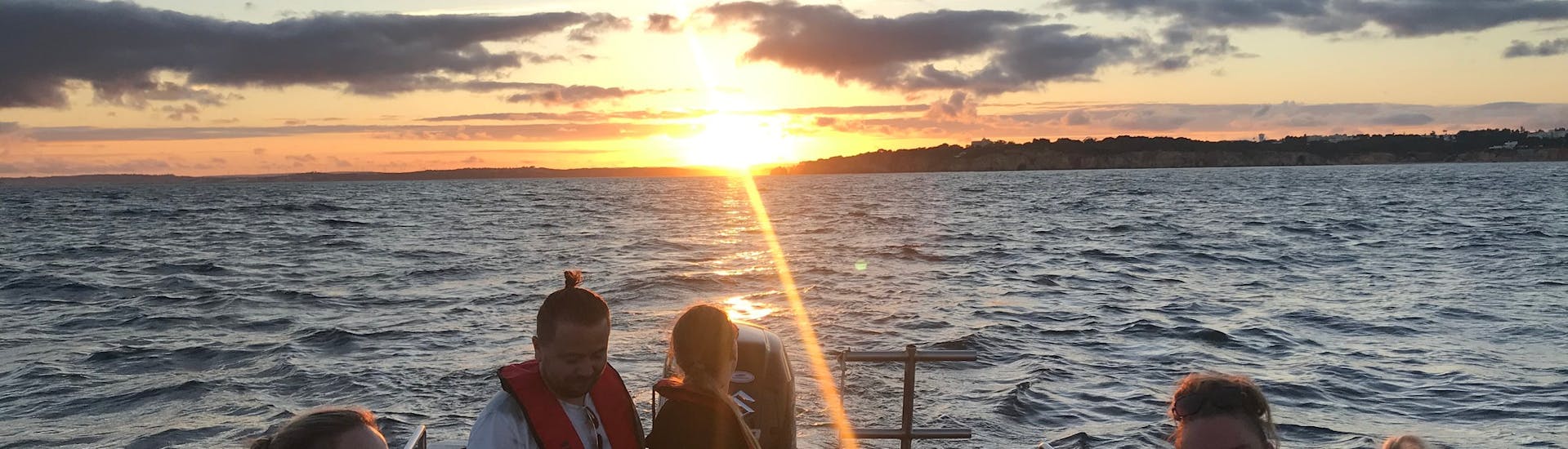Gita in barca al tramonto ad Alvor con sosta per nuotare.
