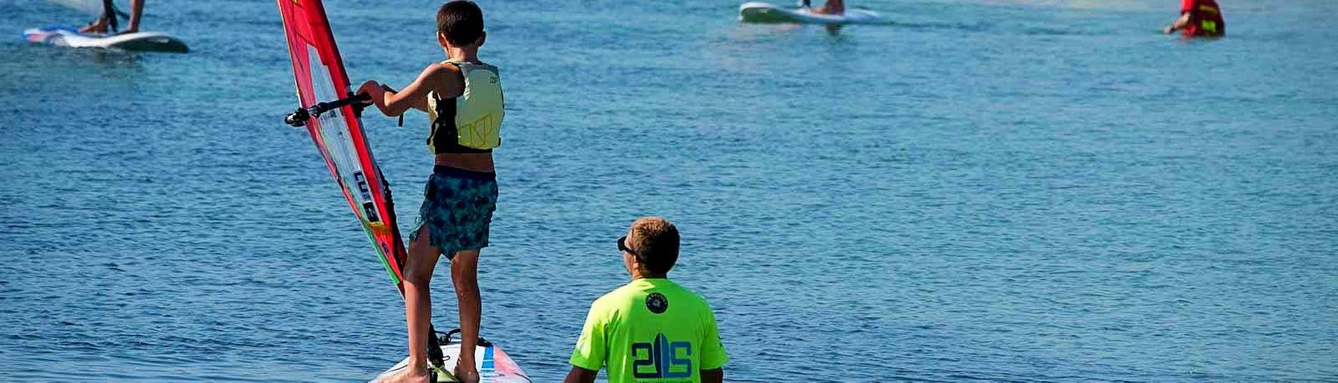 Cours de windsurf à Isuledda (dès 4 ans).
