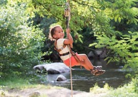 A kid is having fun during her Adventure Park in the Pyrénées-Oriental activity with Extérieur Nature.