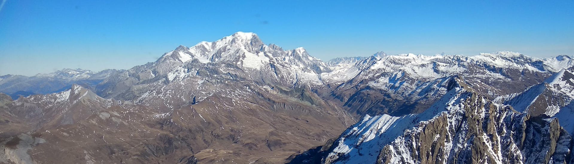 Le pilote commente les paysages lors d'un vol en ULM au-dessus de la vallée de Chamonix.