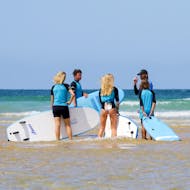 Een groep surfers luistert naar hun instructeur voor hun surflessen (vanaf 12 jaar) op Culs Nus Beach in Hossegor met Hossegor Surf Center.