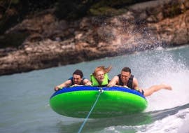 Friends are enjoying their ride with an Inflatable Boat in Villeneuve-Loubet thanks to Jet 27.