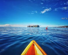 Lors de l'excursion en Kayak de mer autour de l'îlot Vila Franca do Campo avec Fun Activities Azores Adventures, un kayakiste se dirige vers l'îlot sur la mer claire et bleue.