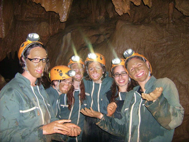 Caving in de Ardèche in Grotte des Jeunes.