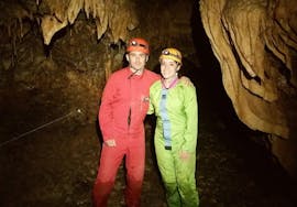 Un couple pose pour une photo pendant la sortie Spéléologie en Ardèche dans la Grotte des jeunes avec Les Intraterrestres.
