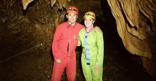 Caving in de Ardèche in Grotte des Jeunes met Les Intraterrestres Ardèche Een stel poseert voor een foto tijdens Caving in de Ardèche in Grotte des Jeunes met Les Intraterrestres.