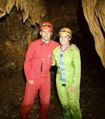 Ein Paar posiert für ein Foto während einer Höhlenwanderung in der Ardèche in der Grotte des Jeunes mit Les Intraterrestres.