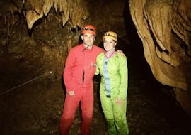 Una coppia posa per una foto durante l'avventura speleologica in Ardèche nella Grotte des Jeunes con Les Intraterrestres.