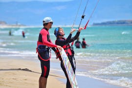 Un cliente de la escuela de kitesurf Addict está practicando lecciones privadas de kitesurf para todos los niveles con su instructor de la escuela de kitesurf Addict en Tarifa.