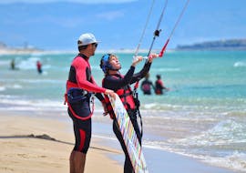 Un cliente de la escuela de kitesurf Addict está practicando lecciones privadas de kitesurf para todos los niveles con su instructor de la escuela de kitesurf Addict en Tarifa.