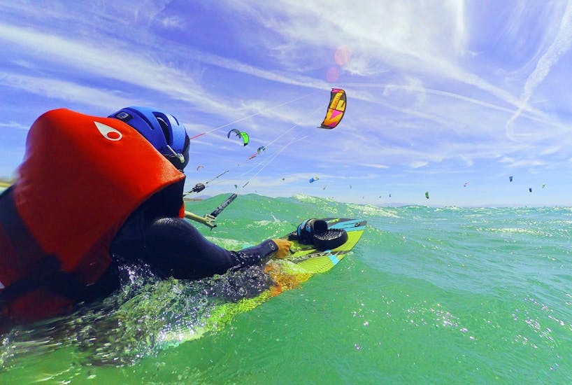 Un cliente de la escuela de kitesurf Addict está practicando kitesurf en el mar.