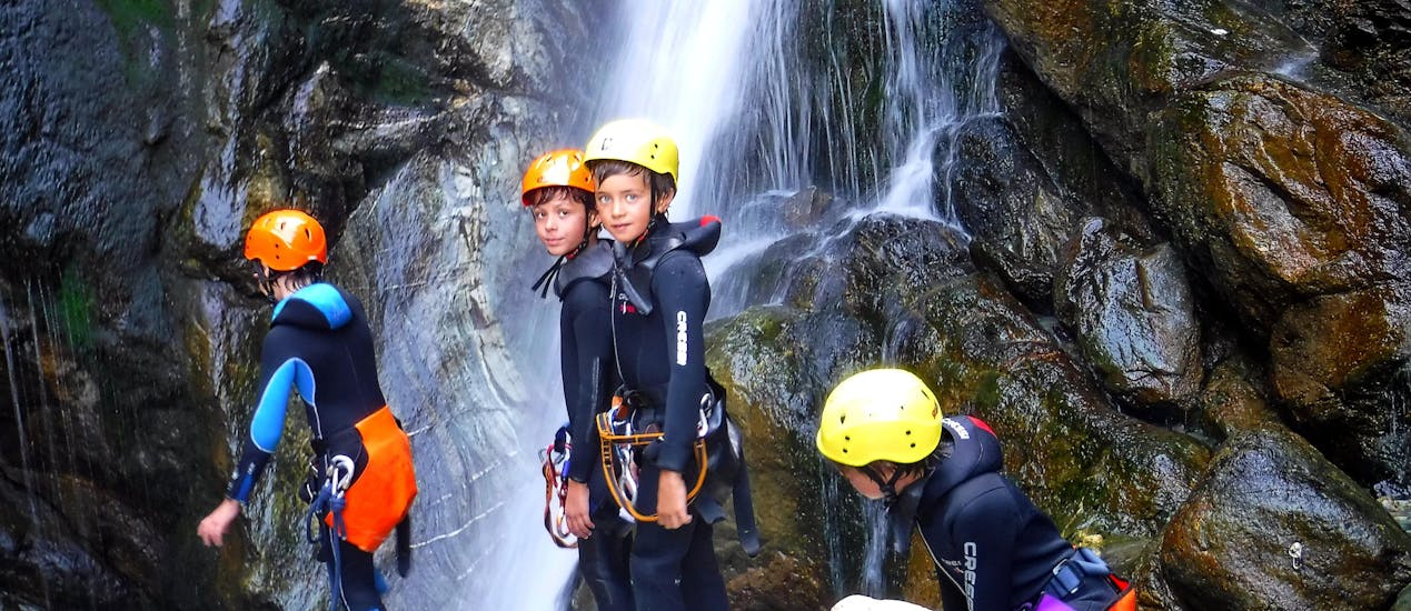 Una famiglia si gode il Canyoning nel Chalamy per Famiglie con Canyoning Valle D'Aosta
