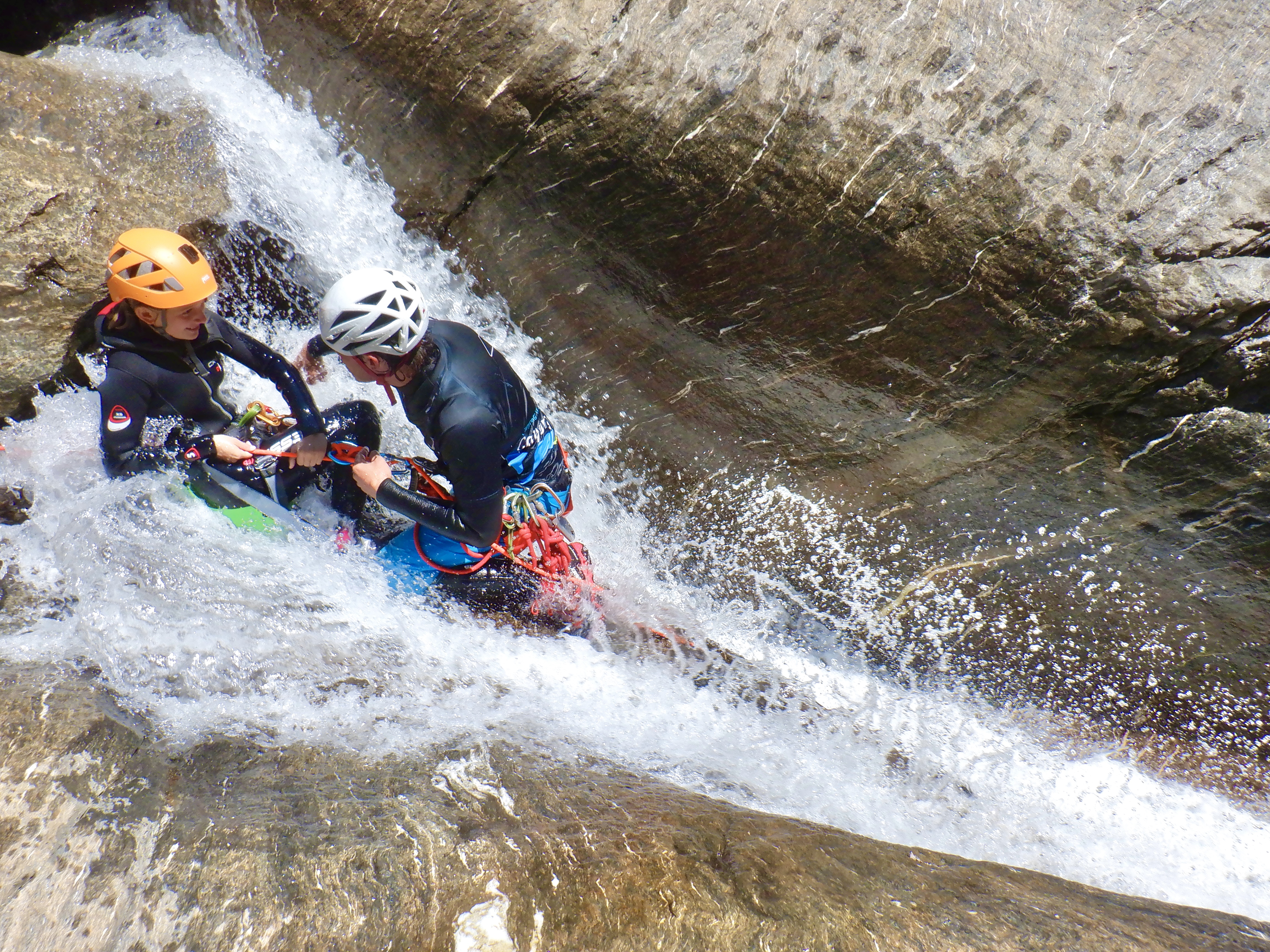 Foto einer Familie, die sich beim Canyoning in der Chalamy für Familien amüsiert
