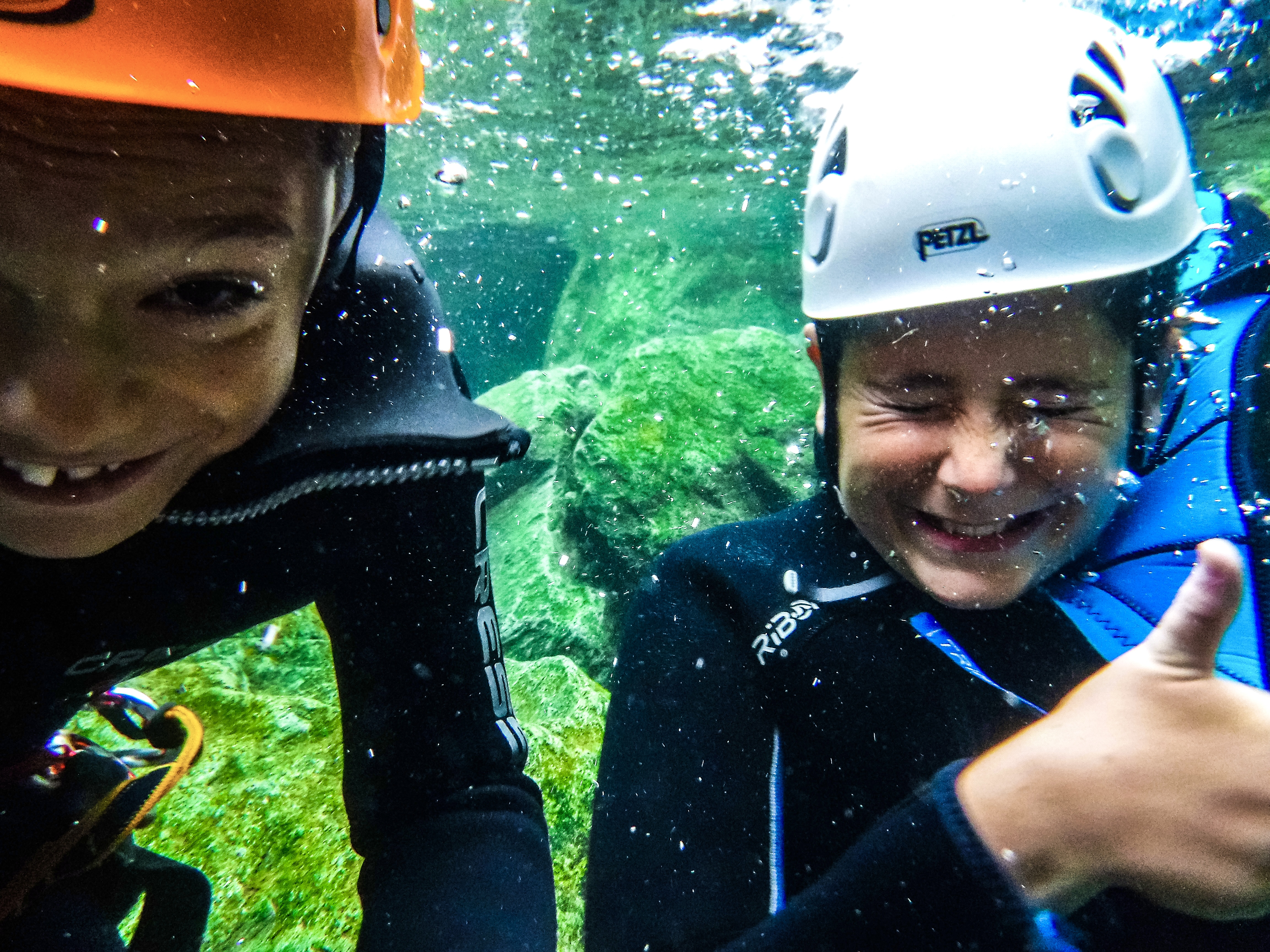 Eine Familie genießt das Canyoning in der Chalamy für Familien mit Canyoning Valle D'Aosta