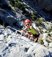 Une femme profite de la Petite Via Ferrata dans les Pyrénées-Orientales - La Pichona
