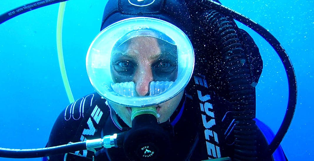 Selfie divertente scattato da un subacqueo durante le immersioni di prova a Ustica per principianti.