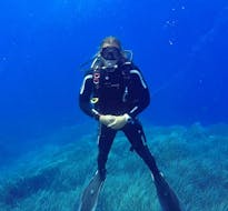 Un subacqueo si mette in posa sott'acqua per la foto durante il Corso di immersioni subacquee a Ustica per principianti con Lustrica Diving Center.