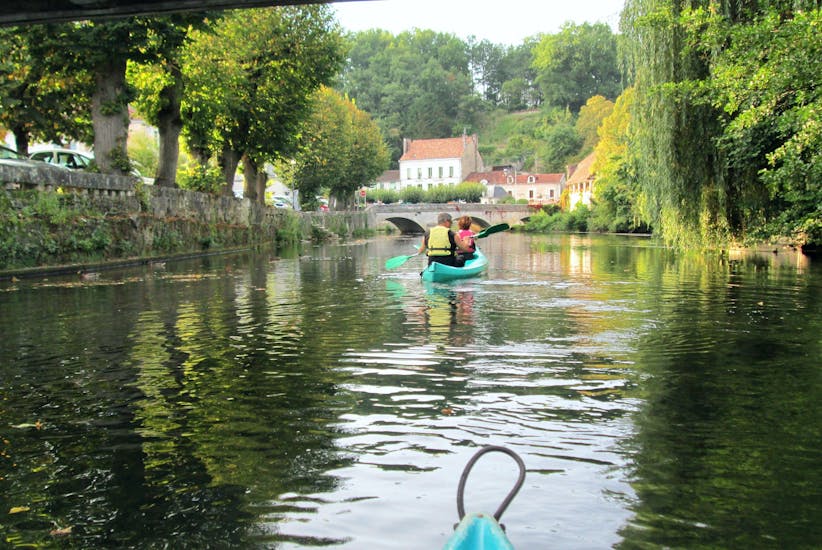 Een koppel peddelt op de Dronne rivier in het midden van het charmante dorpje Brantome tijdens hun Moulin de Grenier - 4 km kanotocht met Allo Canoes Dordogne.