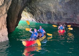 Un grupo de amigos se divierte durante el Kayak en Albufeira con SUPA Sea Adventures Algarve.