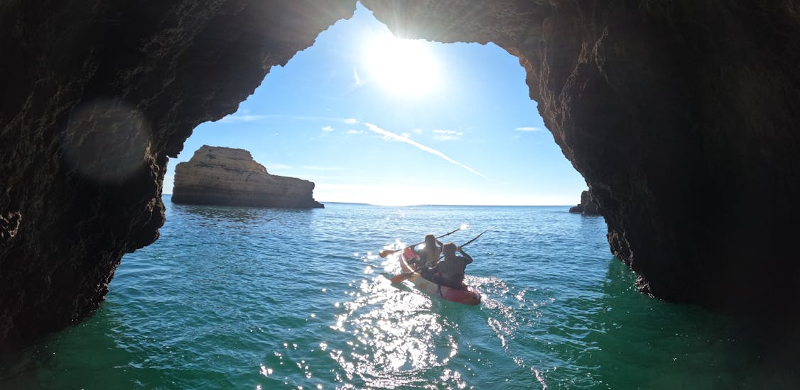 Partecipanti in Kayak lungo la costa di Albufeira con Kayak & SUP Albufeira e stanno esplorando una delle tante grotte.