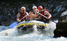 Actieraften in een minivlot met 2 zitplaatsen op de rivier de Saalach Actieraften in een minivlot met 2 zitplaatsen op de rivier de Saalach