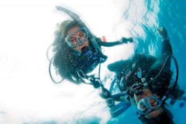 Deux touristes posent pour la photo sous l'eau pendant l'activité Snorkeling encadré à Cerbère-Banyuls avec Plongée Cap Cerbère.