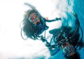 Guided Snorkeling in Cerbère-Banyuls with Plongée Cap Cerbère Two tourists pose for an underwater photo during the guided snorkeling trip at Cerbère-Banyuls with Plongée Cap Cerbère.