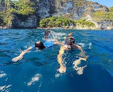 Deux touristes avec leur masques et tubas posent pour la photo dans l'eau pendant l'activité Snorkeling autonome à Cerbère-Banyuls avec Plongée Cap Cerbère.