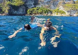 Deux touristes avec leur masques et tubas posent pour la photo dans l'eau pendant l'activité Snorkeling autonome à Cerbère-Banyuls avec Plongée Cap Cerbère.