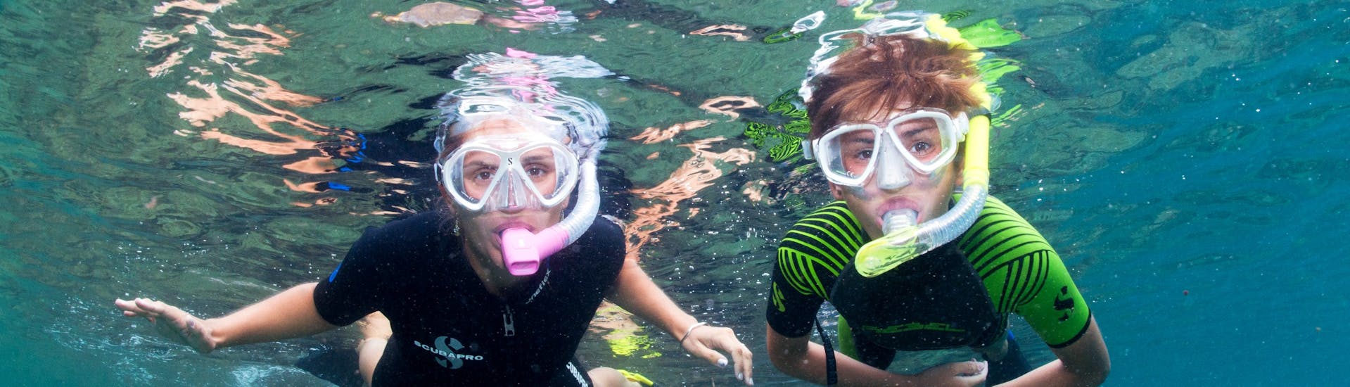 Deux enfants participent à une Excursion Snorkeling autonome à Cerbère-Banyuls avec Plongée Cap Cerbère.