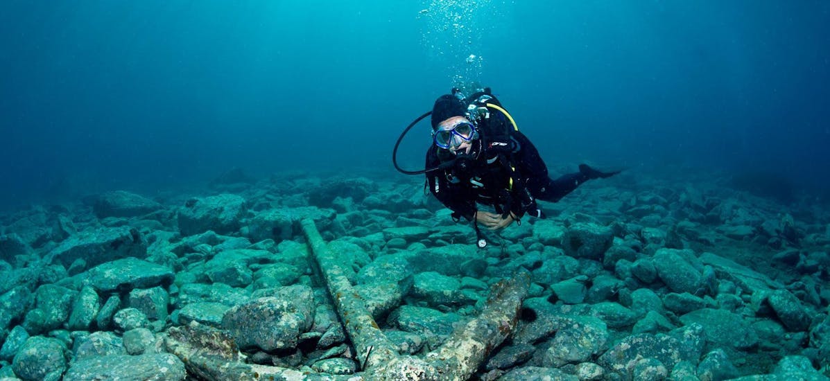 Un débutant fait de la plongée sous-marine lors de son cours de plongée  PE12 découverte sous-marine à Cerbère-Banyuls avec Plongée Cap Cerbère.