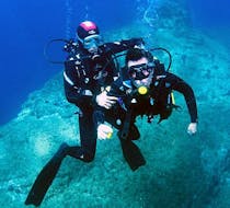 Two people take a picture together underwater during the FFESSM Level 1 Scuba Diving Course at Cerbère-Banyuls with Plongée Cap Cerbère.