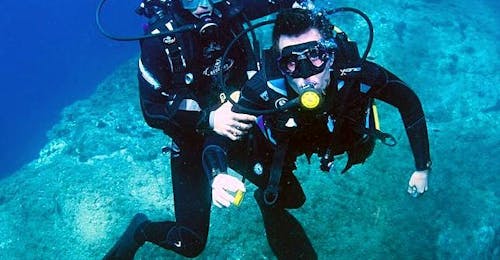 Curso de Buceo FFESSM nivel 1 para principiantes con Plongée Cap Cerbère Dos personas realizan el Curso de Buceo de Nivel 1 de FFESSM en Cerbère-Banyuls con Plongée Cap Cerbère.