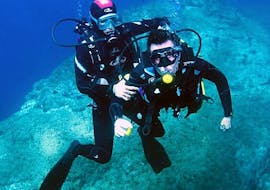 Deux personnes prennent une photo ensemble sous l'eau pendant de le Cours de plongée Niveau 1 FFESSM à Cerbère-Banyuls avec Plongée Cap Cerbère.