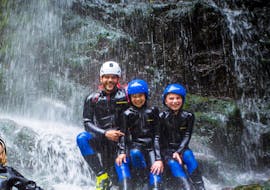 A family is enjoying the cool water of the Zemmschlucht gorge during a canyoning tour as a part of the Rafting & Canyoning Family Package in Zillertal with Freiluftakademie.