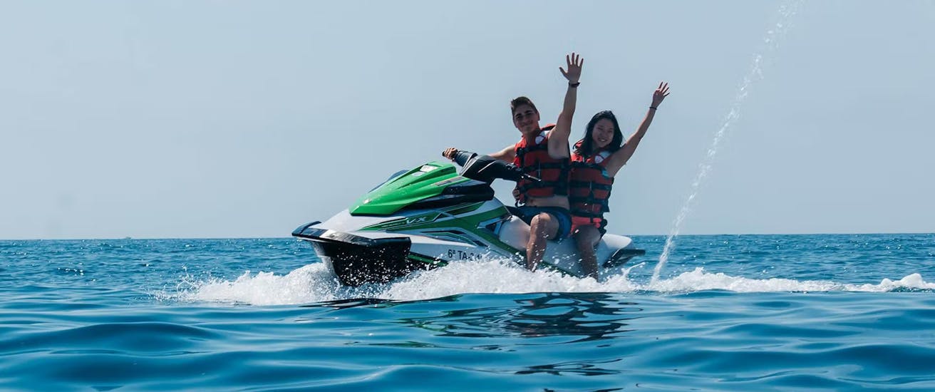 Una pareja disfrutando en el mar durante un safari en moto de agua en Salou con Nautic Parc Costa Daurada.