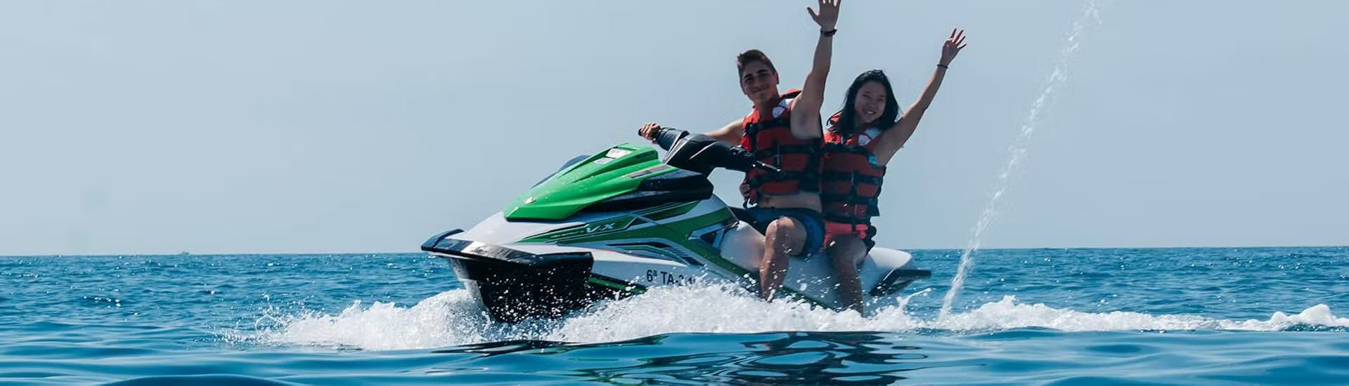 Una coppia si gode il mare durante l'escursione in moto d'acqua a Salou con Nautic Parc Costa Daurada.