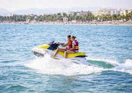 Twee vrienden genieten van de Jet Ski Tour in de aangename zee samen met Estació Nàutica Costa Daurada tijdens de Jet Ski Tour in Playa de Levante.