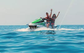 Ein Pärchen fährt wild mit dem Jetski im schönen Meer während dem Jetski Verleih in Salou oder Cambrils organisiert von Estació Nàutica Costa Daurada.