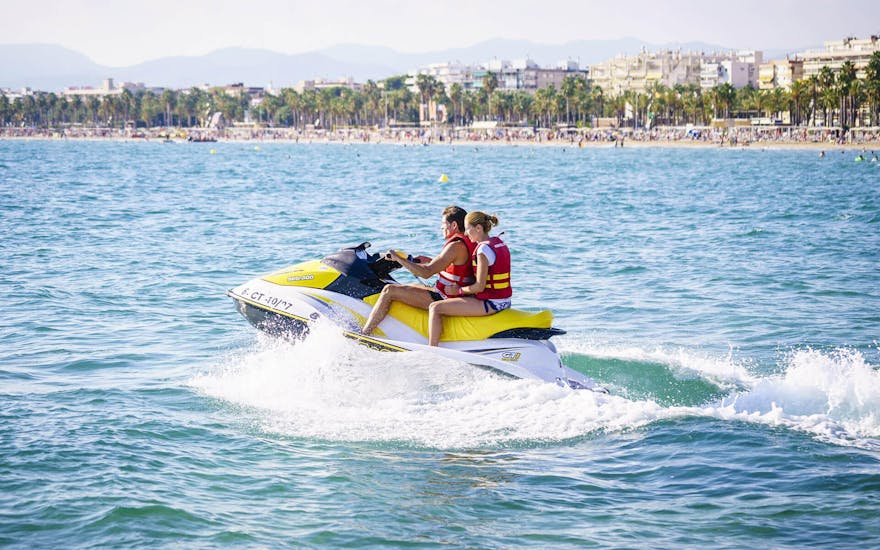 Two friends enjoy the jet ski circuit in Salou in the pleasant sea with Nàutic Parc Costa Daurada.
