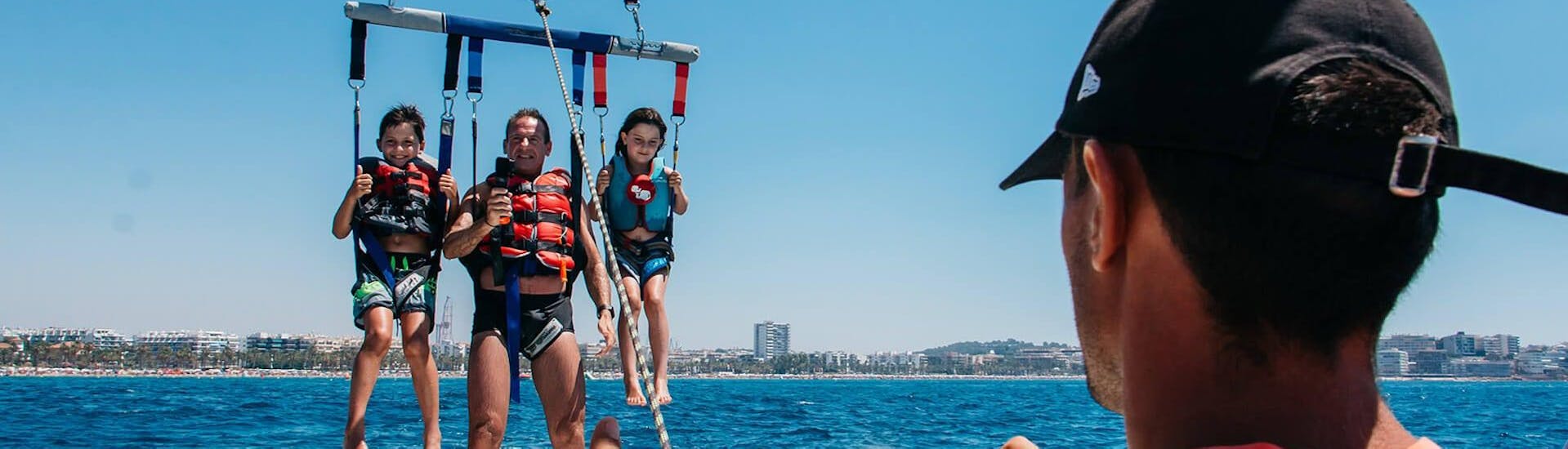 Una familia disfruta de las hermosas vistas sobre el mar duranteel Parasailing en Salou y Cambrils organizado por la Estació Nàutica Costa Daurada.